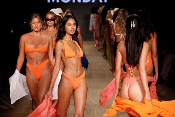 Modelos presentan las colecciones de trajes de baño en la Semana de la Moda de Paraíso Miami Beach en Miami, EEUU. - Sputnik Mundo