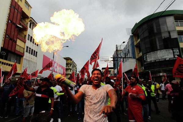 La gente se manifiesta contra los altos precios de los alimentos y la gasolina en Panamá. - Sputnik Mundo