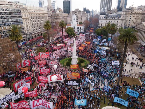 Manifestantes se reúnen en la Plaza de Mayo de Buenos Aires para pedir una huelga general y el fin de los pagos al FMI en medio de la creciente inflación y la inestabilidad económica en Argentina. - Sputnik Mundo