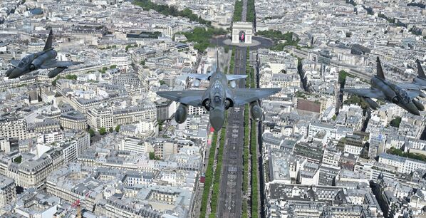 Cazas Mirage 2000 participan en el desfile del Día Nacional de Francia sobre los Campos Elíseos en París. - Sputnik Mundo