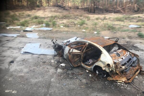 Un auto quemado en Severodonetsk en la República Popular de Lugansk - Sputnik Mundo