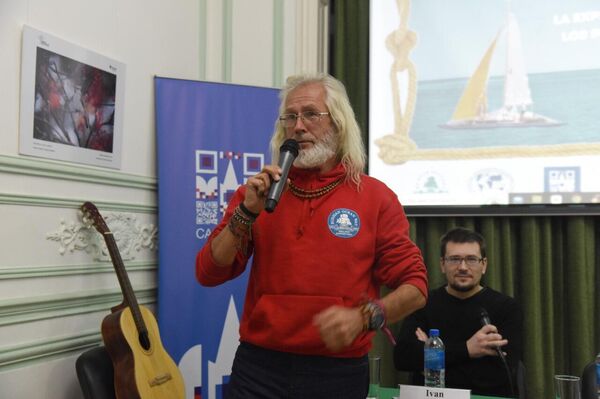 Los navegantes rusos Evgeny Kovalevsky y Stanislav Berezkin en la Casa de Rusia en Buenos Aires - Sputnik Mundo