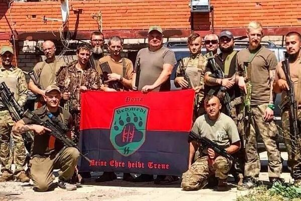 El grupo neonazi ucraniano Medvedi SS y su emblema con lemas y símbolos de las Waffen-SS nazis (archivo) - Sputnik Mundo