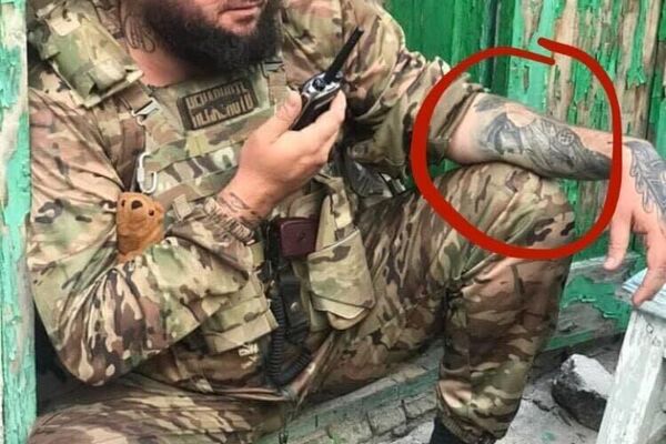 Alexandr 'Medved' Kravtsov, líder del grupo neonazi ucraniano Medvedi SS, con un tatuaje de Hitler en el brazo (archivo) - Sputnik Mundo