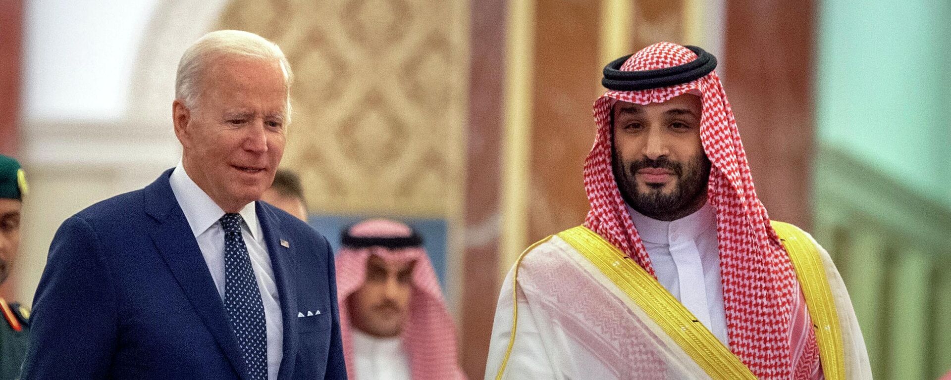 El presidente de Estados Unidos, Joe Biden, con el príncipe heredero de Arabia Saudí, Mohamed bin Salmán - Sputnik Mundo, 1920, 25.10.2022