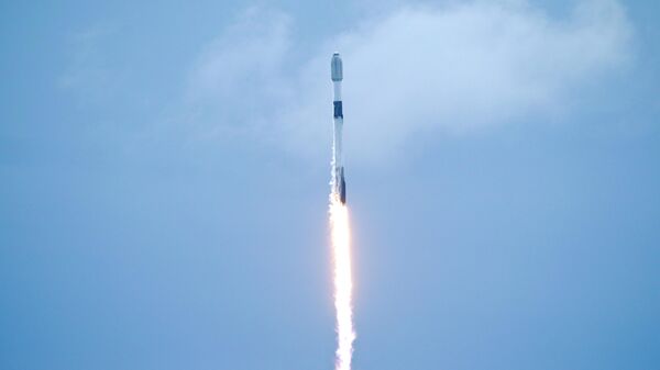 SpaceX lanza su cohete reutilizable Falcon 9 con satélites (archivo) - Sputnik Mundo