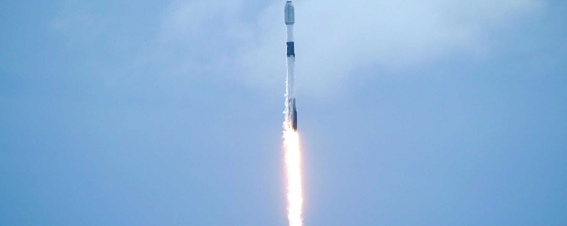 SpaceX lanza su cohete reutilizable Falcon 9 con 53 satélites de telecomunicaciones - Sputnik Mundo, 1920, 17.07.2022