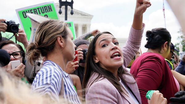 La legisladora demócrata Alexandria Ocasio-Cortez en las protestas en EEUU - Sputnik Mundo