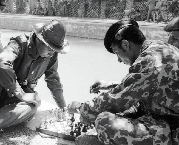 El español del siglo XVI Ruy López de Segura es considerado como uno de los primeros campeones del ajedrez moderno. A principios del siglo XVII, se formó la escuela italiana de ajedrez, en el siglo XVIII apareció la escuela francesa.
En la foto: dos soldados, uno soviético (a la izquierda) y uno afgano (a la derecha) juegan ajedrez en una base militar de la República Democrática de Afganistán en 1981.
 - Sputnik Mundo