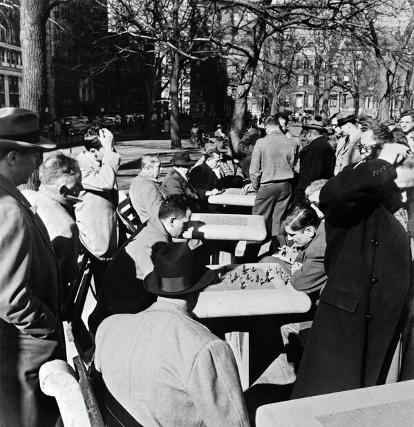El primer torneo internacional de la historia del ajedrez moderno tuvo lugar en Londres, en 1851.
En la foto: varias personas juegan al ajedrez en el parque de Greenwich Village en Nueva York, en la década de 1960.

 - Sputnik Mundo