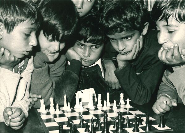 Desde octubre de 2018, Arkadi Dvorkovich dirige la FIDE. Las próxima elecciones del presidente de la FIDE se celebrarán en agosto de 2022.
En la foto: varios niños inmigrantes aprenden a jugar al ajedrez en un centro infantil de Sidney, Australia, en los años de 1970.
 - Sputnik Mundo
