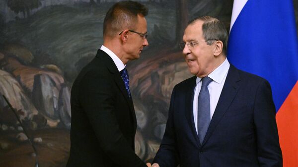 El ministro de Exteriores de Hungría, Peter Szijjarto, y su homólogo ruso, Serguéi Lavrov - Sputnik Mundo