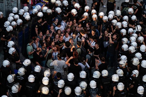 Agentes de policía de Estambul rodean a los manifestantes que conmemoran el aniversario del atentado terrorista de 2015, en el que murieron 34 personas, ocurrido en la ciudad de Suruc, al sur de Turquía. - Sputnik Mundo