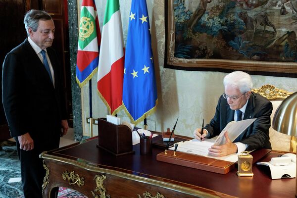 El presidente italiano, Sergio Mattarella, firma el decreto de disolución del Parlamento en presencia del primer ministro saliente, Mario Draghi, en Roma (Italia).
 - Sputnik Mundo
