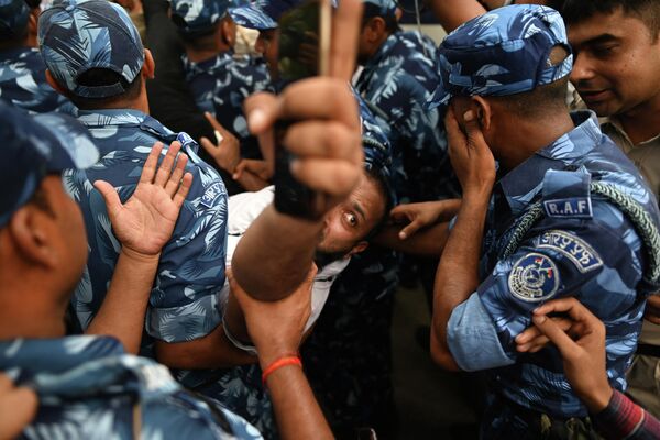 Las Fuerzas de seguridad de la India detienen a activistas del Congreso de la Juventud durante las protestas contra el Gobierno en Nueva Delhi.
 - Sputnik Mundo