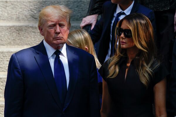 El expresidente estadounidense Donald Trump y su esposa Melania, a las puertas de la iglesia católica de San Vicente Ferrer en Nueva York tras el funeral de la exmujer de Trump, Ivana.
 - Sputnik Mundo