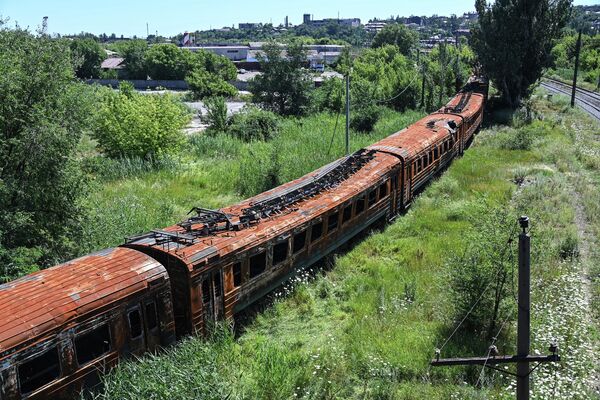 Un tren eléctrico quemado en Mariúpol, República Popular de Donetsk. - Sputnik Mundo