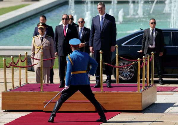 El presidente serbio, Alexandr Vucic, y el presidente egipcio, Abdelfatá Sisi, que llegó a Serbia en una visita oficial de tres días, cerca del edificio gubernamental del Palacio de Serbia en Belgrado.
 - Sputnik Mundo