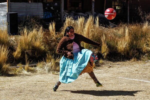 Una mujer aymara durante un partido de fútbol en el marco del torneo Juli de Puno, al sur de Perú.
 - Sputnik Mundo