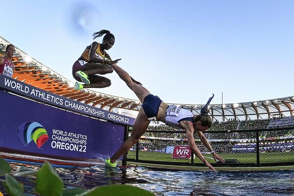 La atleta francesa Alice Finot se cae al agua en la final de la carrera de obstáculos de 3.000 metros durante el Campeonato Mundial de Atletismo en Eugene, Oregón, Estados Unidos. - Sputnik Mundo