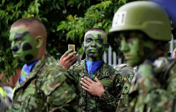 Soldados se preparan para participar en el desfile del 212 aniversario de la Independencia de Colombia de España en Bogotá. - Sputnik Mundo