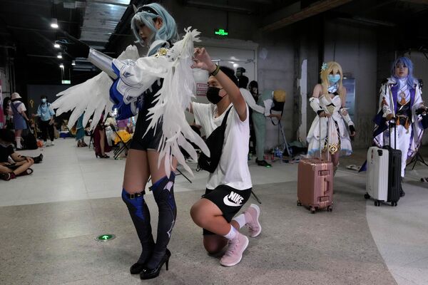Una 'cosplayer' antes de participar en el festival de anime de Pekín, China. - Sputnik Mundo