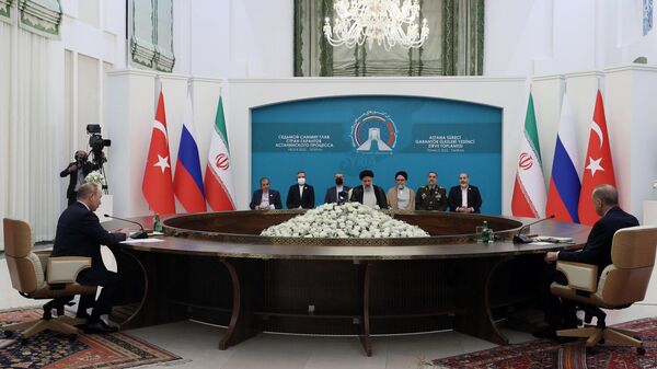 La cumbre entre Rusia, Irán y Turquía, celebrada en Teherán el 19 de julio de 2022 - Sputnik Mundo