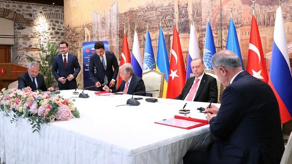 El acuerdo sobre los suministros cereales desde Ucrania, firmado en Estambul - Sputnik Mundo