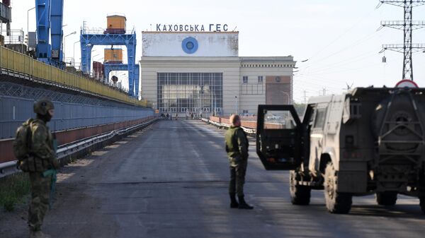 Militares rusos en la presa hidroeléctrica en Nóvaya Kajovka - Sputnik Mundo