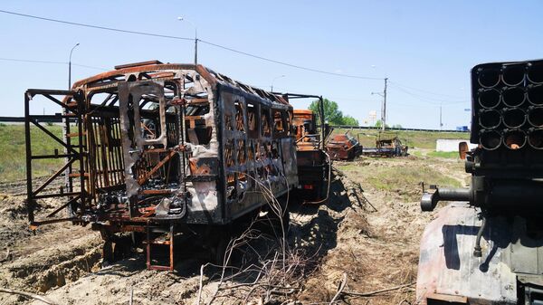 Equipo militar ucraniano quemado a la entrada de Jersón (archivo) - Sputnik Mundo