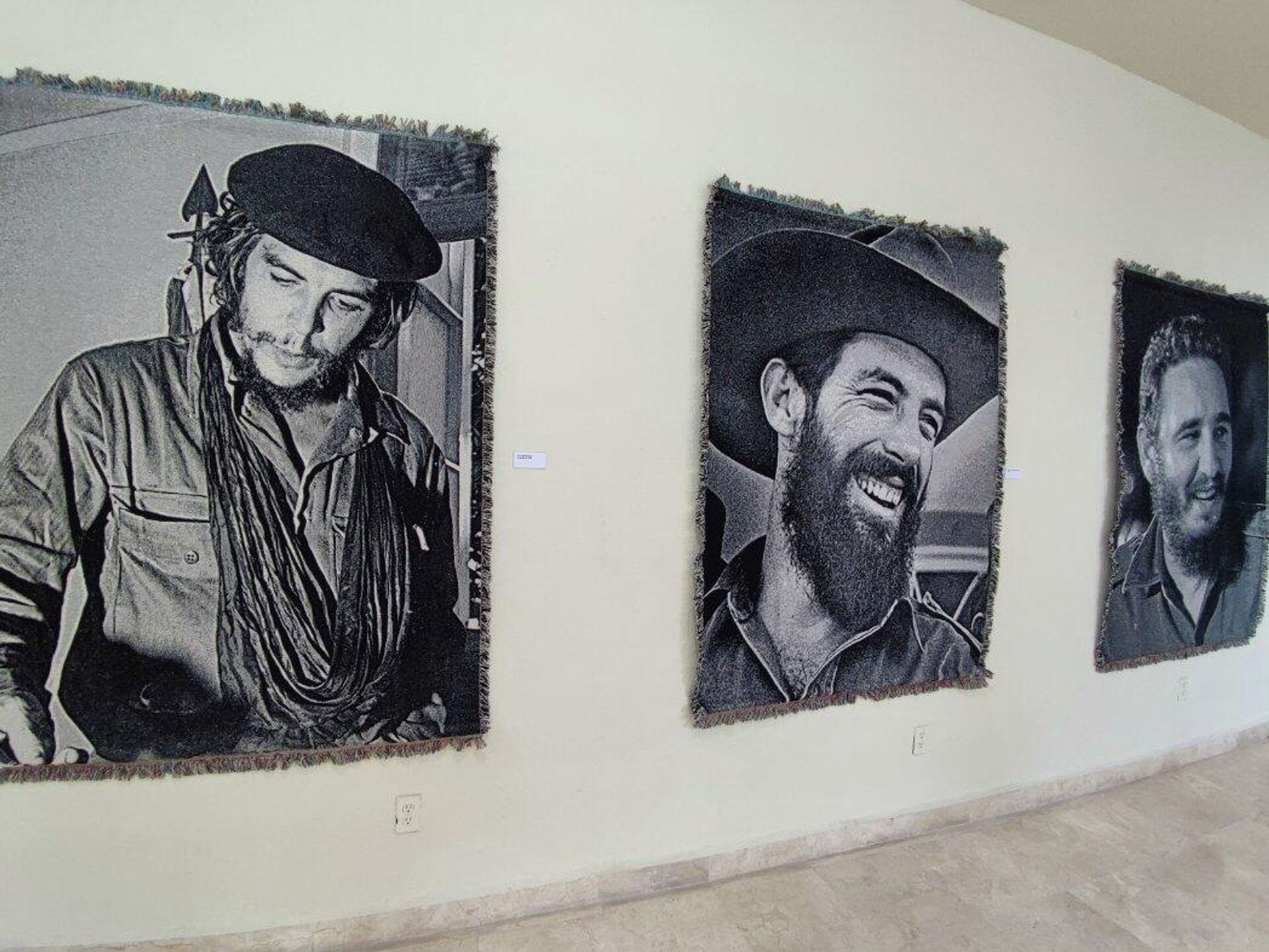 Ernesto Guevara, Camilo Cienfuegos y Fidel Castro en exposición fotográfica en Los Pinos. - Sputnik Mundo, 1920, 26.07.2022