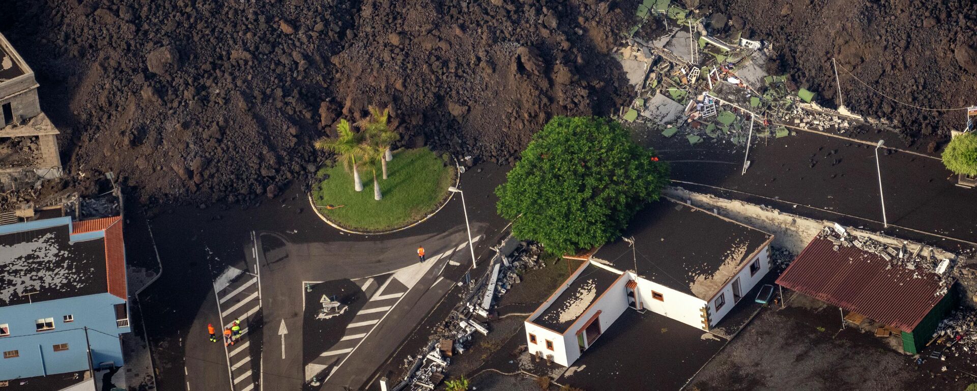 Lava de la erupción de un volcán fluye en la isla de La Palma en Canarias, el 23 de septiembre de 2021  - Sputnik Mundo, 1920, 27.07.2022