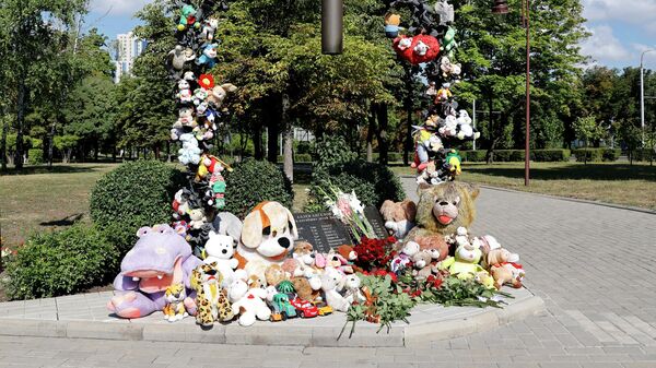  La piedra de granito de la Alameda de los Ángeles el Día de la Memoria de los niños víctimas del genocidio en Donbás - Sputnik Mundo