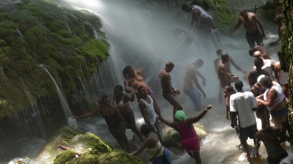 Peregrinos se bañan en Saut d'Eau, Haití - Sputnik Mundo