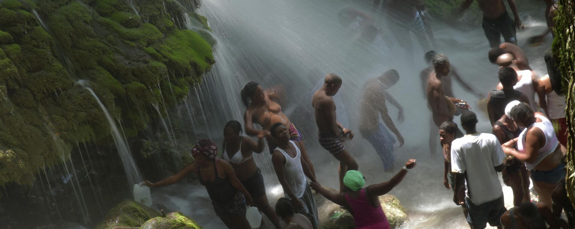 Peregrinos se bañan en Saut d'Eau, Haití - Sputnik Mundo, 1920, 28.07.2022