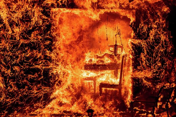 Las llamas consumen una casa durante un incendio en el condado de Mariposa, California. 23 de julio del 2022. - Sputnik Mundo