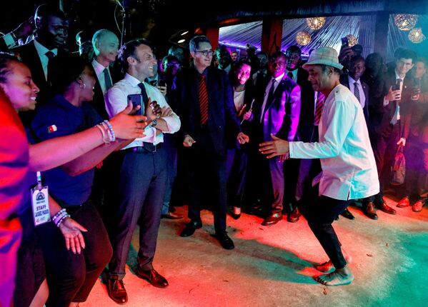 El extenista francés Yannick Noah baila frente al presidente galo, Emmanuel Macron, durante la visita de este último a Yaundé, capital de Camerún. 26 de julio del 2022. - Sputnik Mundo