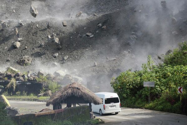 Las piedras caen desde una montaña durante un terremoto en Bauko, Filipinas. 27 de julio del 2022. - Sputnik Mundo