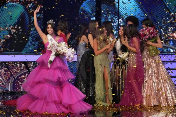 La ceremonia de coronación de Yasmina Zaitoun, la nueva Miss Líbano. 24 de julio del 2022. - Sputnik Mundo