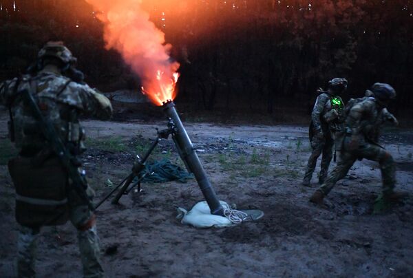 Militares de las tropas especiales de las FFAA de Rusia durante una operación de combate en la región ucraniana de Járkov. - Sputnik Mundo
