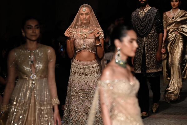 Varias modelos presentan atuendos del diseñador Tarun Tahiliani durante la Semana de la Alta Costura India en Nueva Delhi. 22 de julio del 2022. - Sputnik Mundo