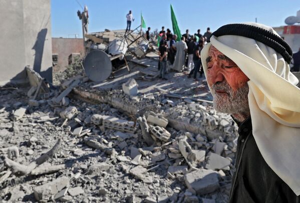 El abuelo del militante palestino Yehya Miri frente a su casa demolida por las fuerzas israelíes en Cisjordania (Autoridad Palestina). 26 de julio del 2022. - Sputnik Mundo