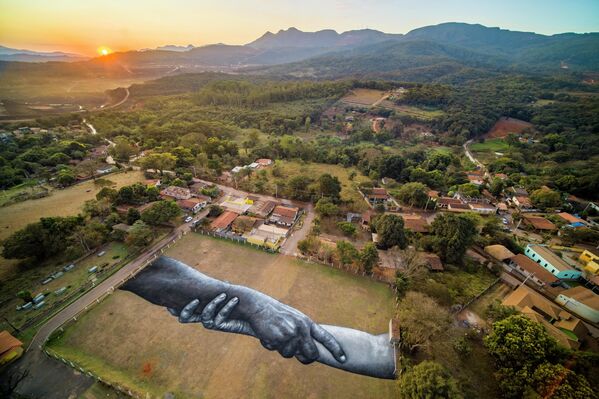 Una vista aérea de la obra del artista francés Saype en homenaje a las víctimas de la tragedia por el colapso de la presa Corrego do Feijao, en Brumadinho, Brasil. 24 de julio del 2022. - Sputnik Mundo
