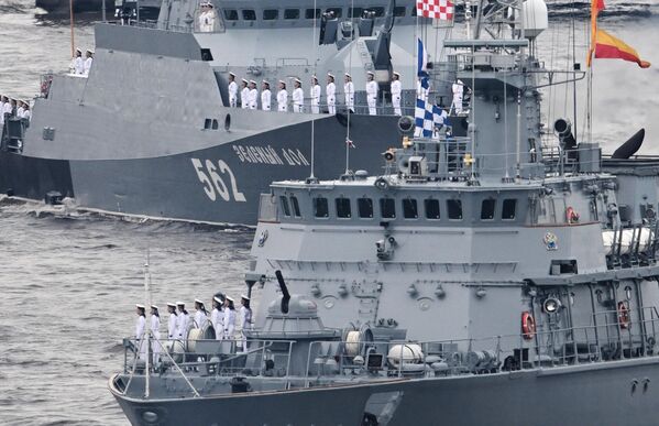 Más de 40 buques, lanchas y submarinos, así como 42 aviones y más de 3.500 militares participaron en el desfile principal de la Armada rusa de este año.En la foto: el ligero buque de misiles Zeleni Dol en el desfile naval del Día de la Armada Rusa en San Petersburgo. - Sputnik Mundo