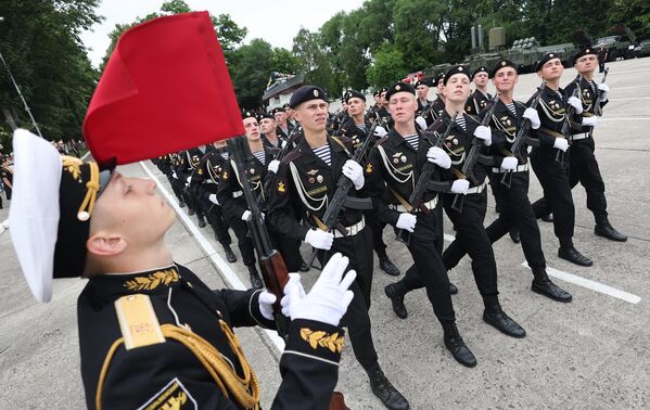Marinos en un desfile ceremonial en Baltiisk con motivo del Día de la Armada de Rusia. - Sputnik Mundo