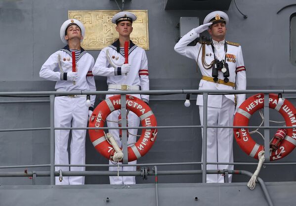 Marineros de la Flota del Báltico a bordo del buque patrulla Neustrashimi en un desfile en Baltiisk. - Sputnik Mundo