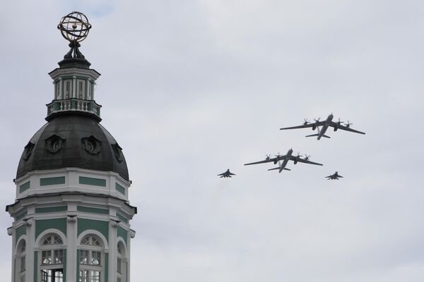 Aviones antisubmarinos Tu-142 y cazas embarcados MiG-29K en el desfile en San Petersburgo. - Sputnik Mundo