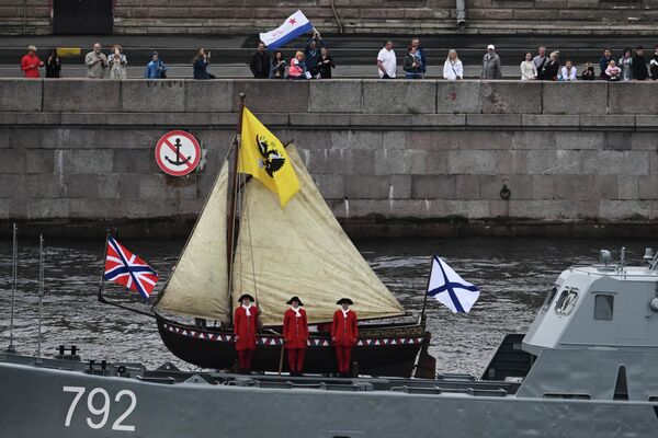 La lancha de desembarco Ivan Pasko con una barca de Pedro el Grande en el desfile naval en San Petersburgo. - Sputnik Mundo