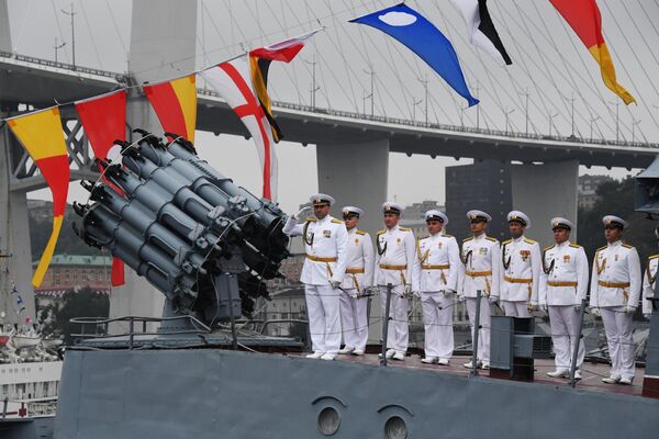 Marineros del buque antisubmarino MPK-221 en el desfile en Vladivostok. - Sputnik Mundo
