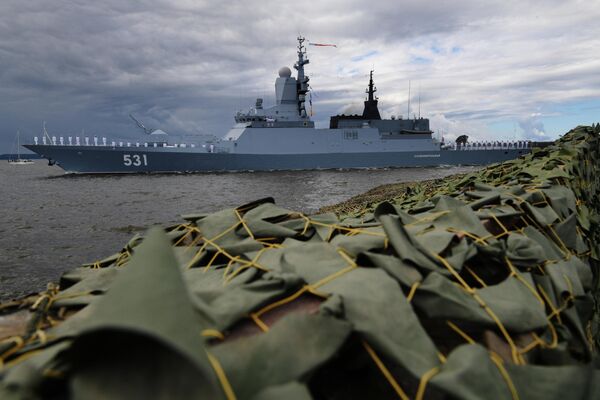 La corbeta de guardia Soobrasitelni del proyecto 20380 en la formación de buques en la rada de Kronstadt. - Sputnik Mundo